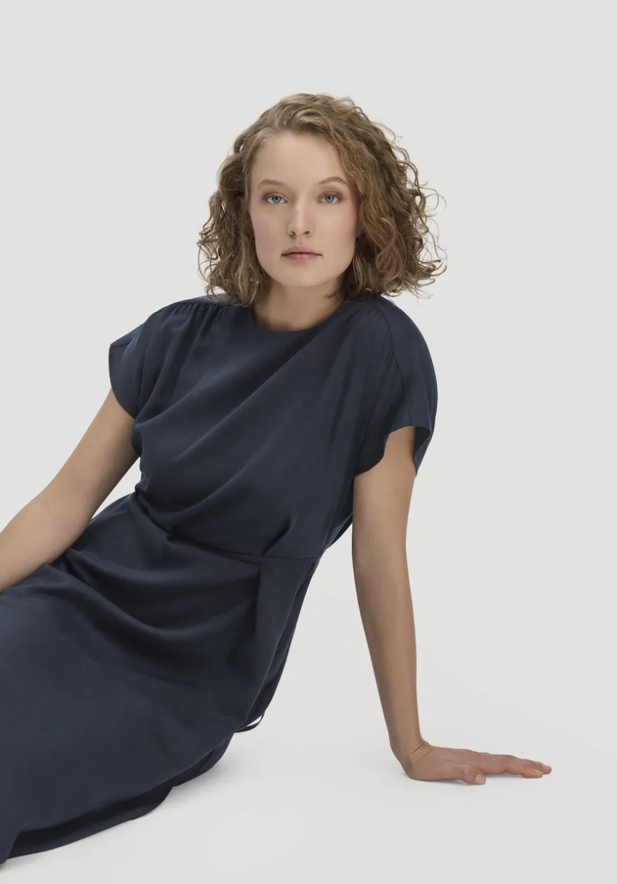 hessnatur Gewebe Kleid mit Wickeloptik Midi aus reinem TENCEL™ Lyocell von|Damen Kleider & Röcke