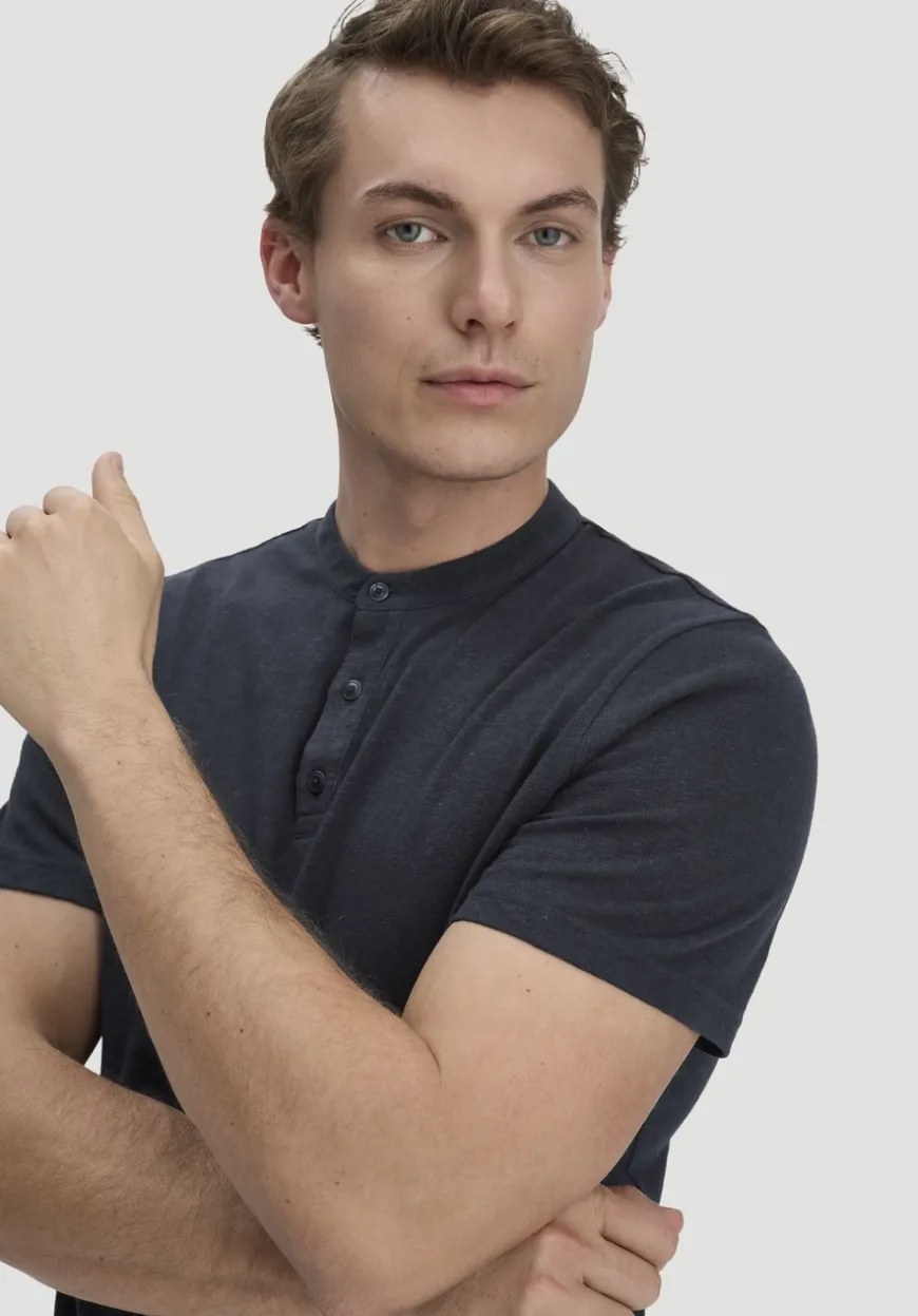 hessnatur Henley T-Shirt Regular aus Leinen und Bio-Baumwolle von|Herren T-Shirts|T-Shirts