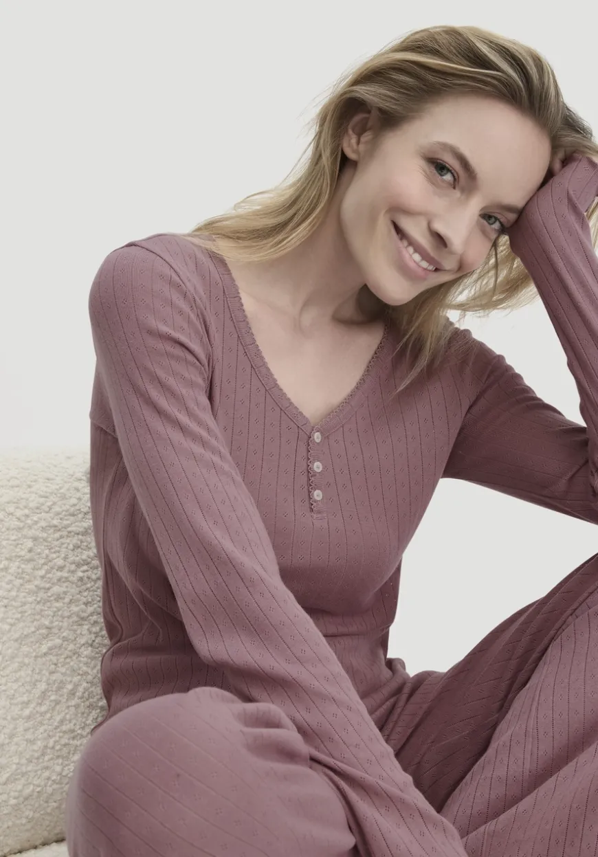 hessnatur Pointelle Henley Schlafshirt PURE COTTON aus reiner Bio-Baumwolle von|Damen Nachtwäsche|Nachtwäsche