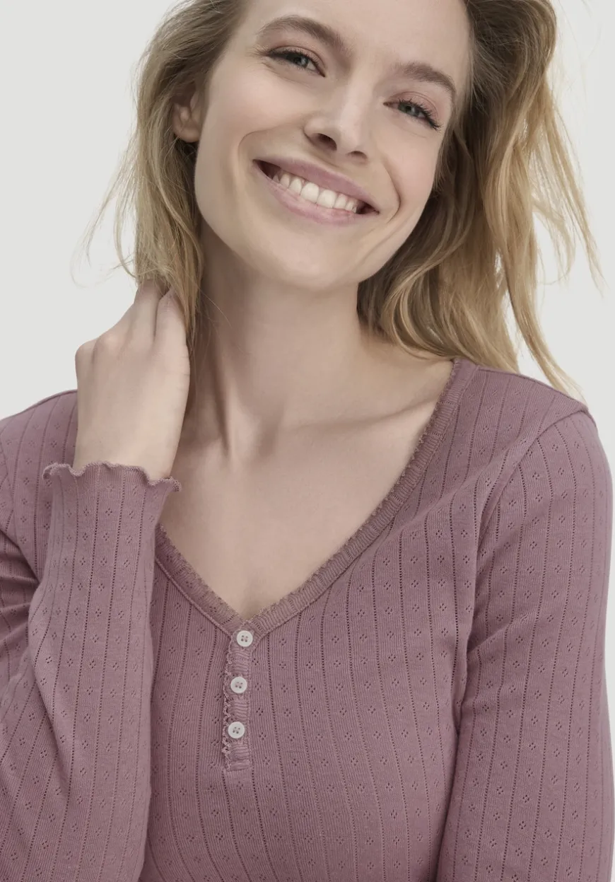 hessnatur Pointelle Henley Schlafshirt PURE COTTON aus reiner Bio-Baumwolle von|Damen Nachtwäsche|Nachtwäsche