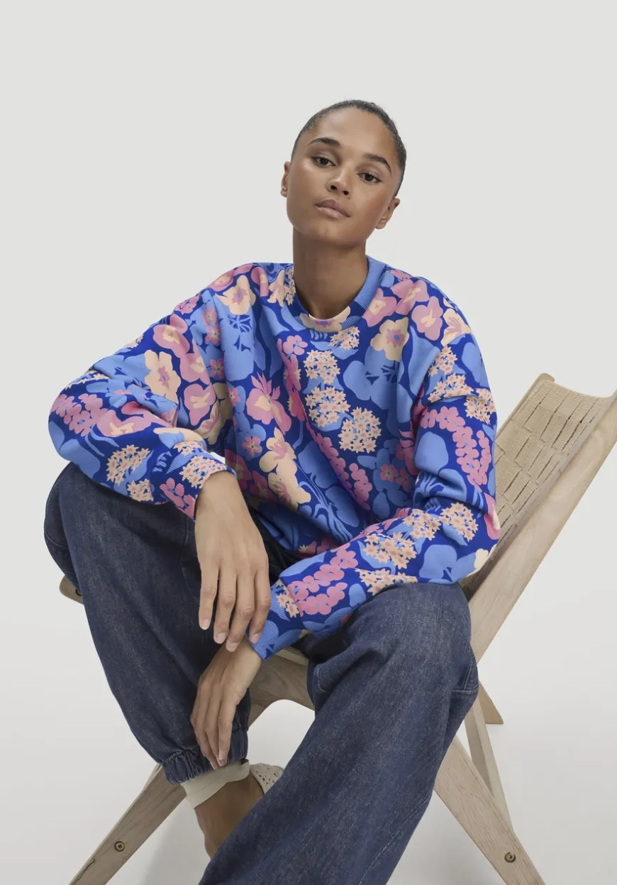 hessnatur Print Sweatshirt Oversize LIV LEE aus reiner Bio-Baumwolle von|Damen Sweatshirts|Sweat