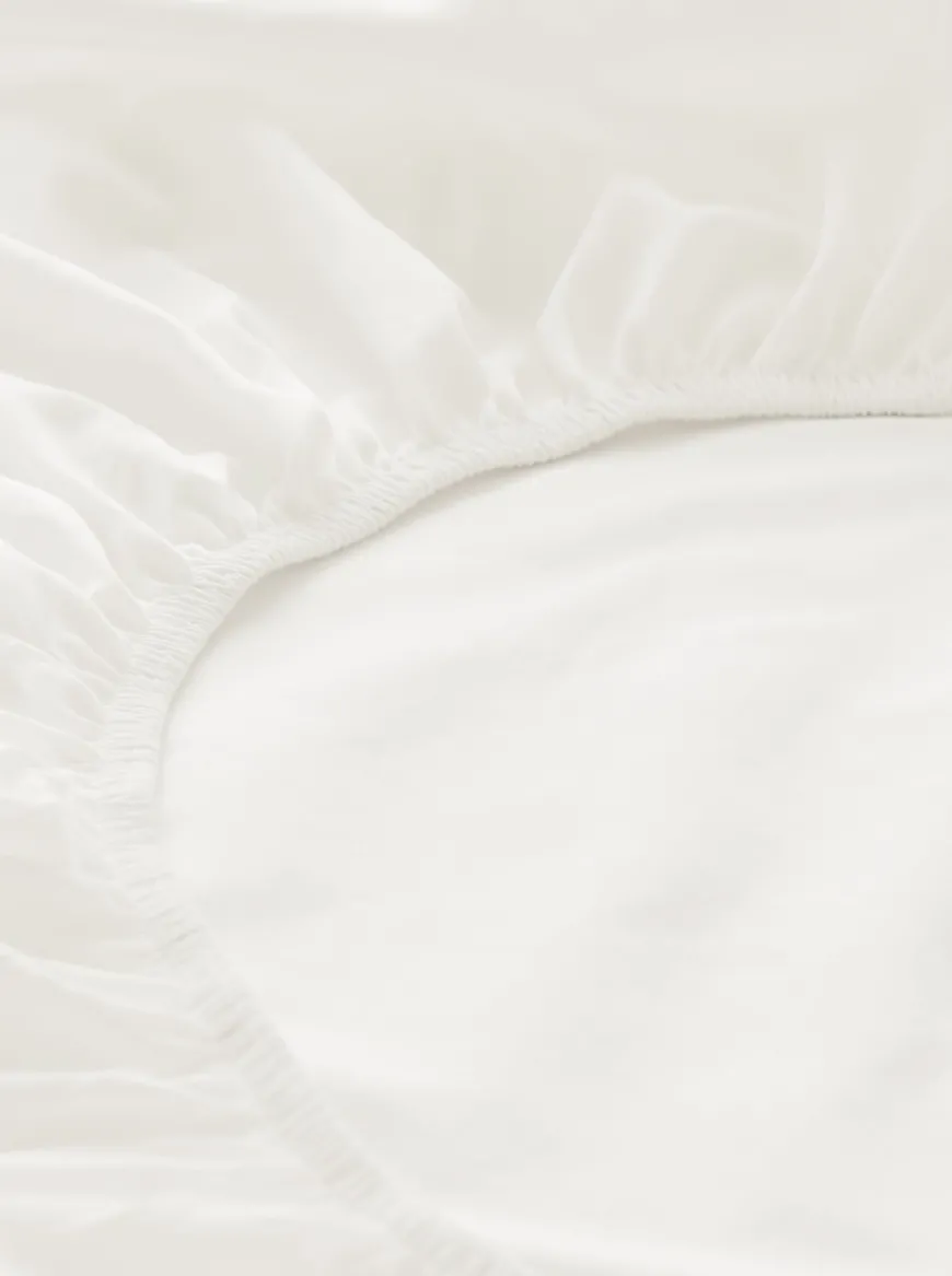 hessnatur Satin Spannbettlaken aus reiner Bio-Baumwolle von| Spannbettlaken