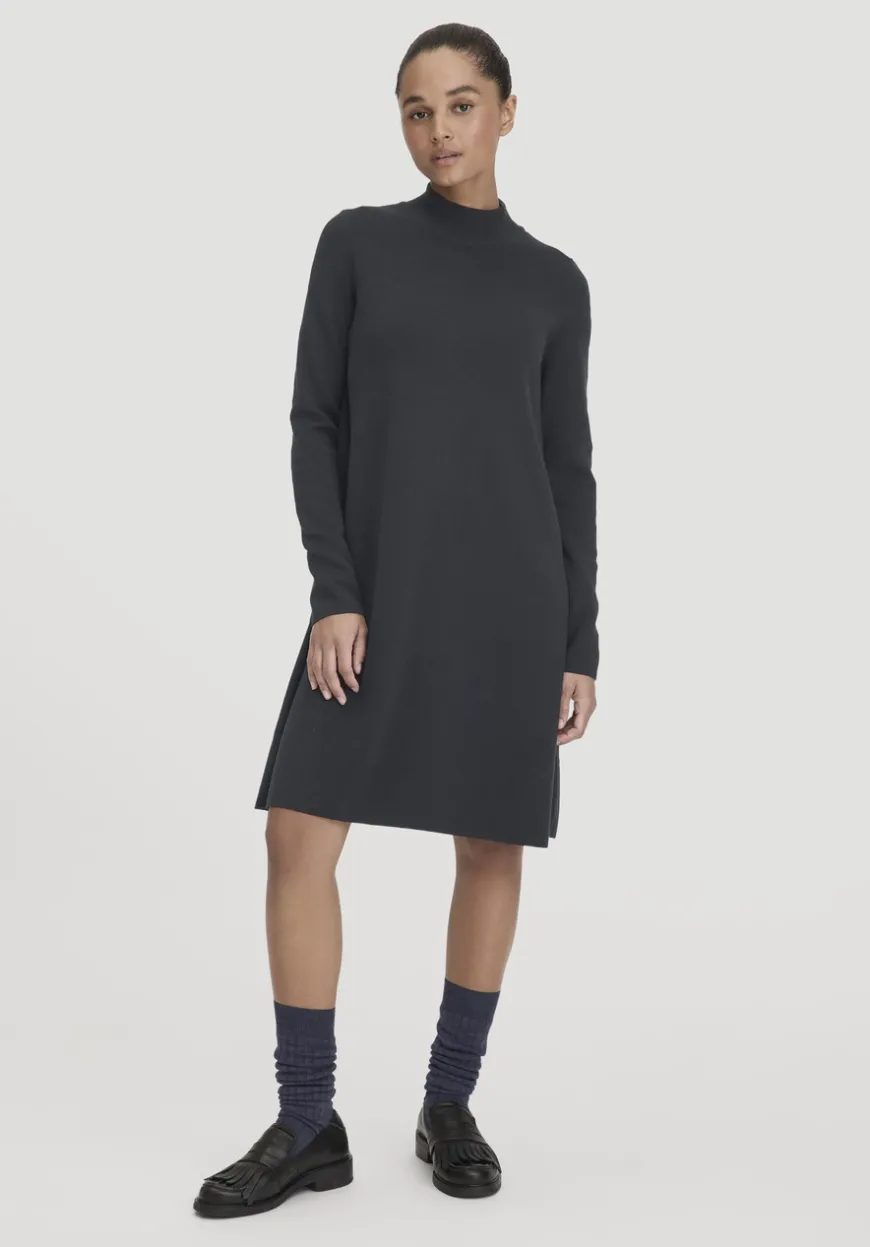 hessnatur Strick Kleid Relaxed aus TENCEL™ Lyocell mit Bio-Baumwolle von|Damen Kleider & Röcke|T-Shirts