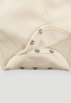 hessnatur Wickelbody aus Bio-Baumwolle mit Bio-Merinowolle und Seide von| Bodys|Baby-Bodys