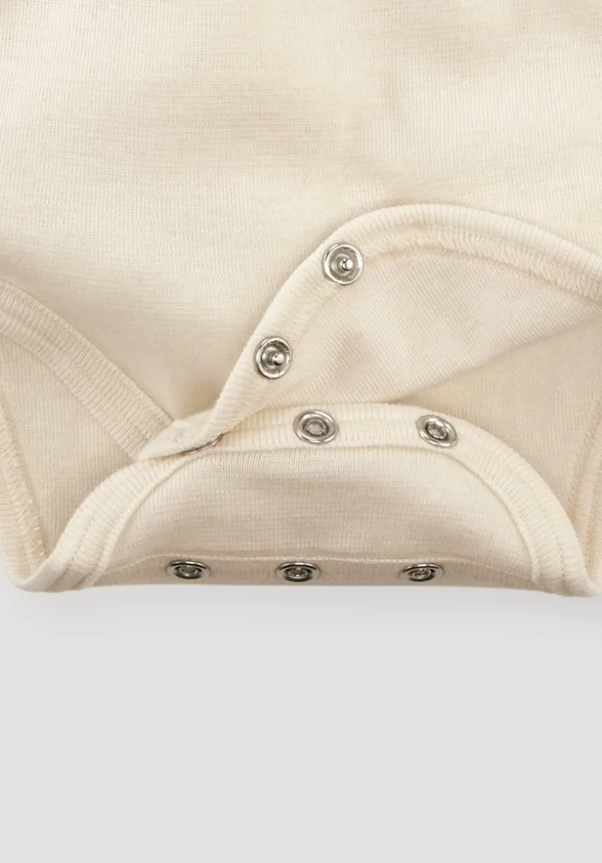 hessnatur Wickelbody aus Bio-Baumwolle mit Bio-Merinowolle und Seide von| Bodys|Baby-Bodys