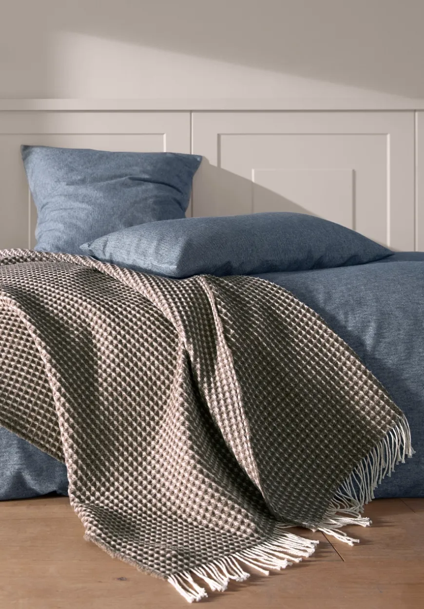 hessnatur Wollmix Waffle Plaid YARA aus Bio-Lambswool mit Bio-Baumwolle von| Wolldecken & Plaids