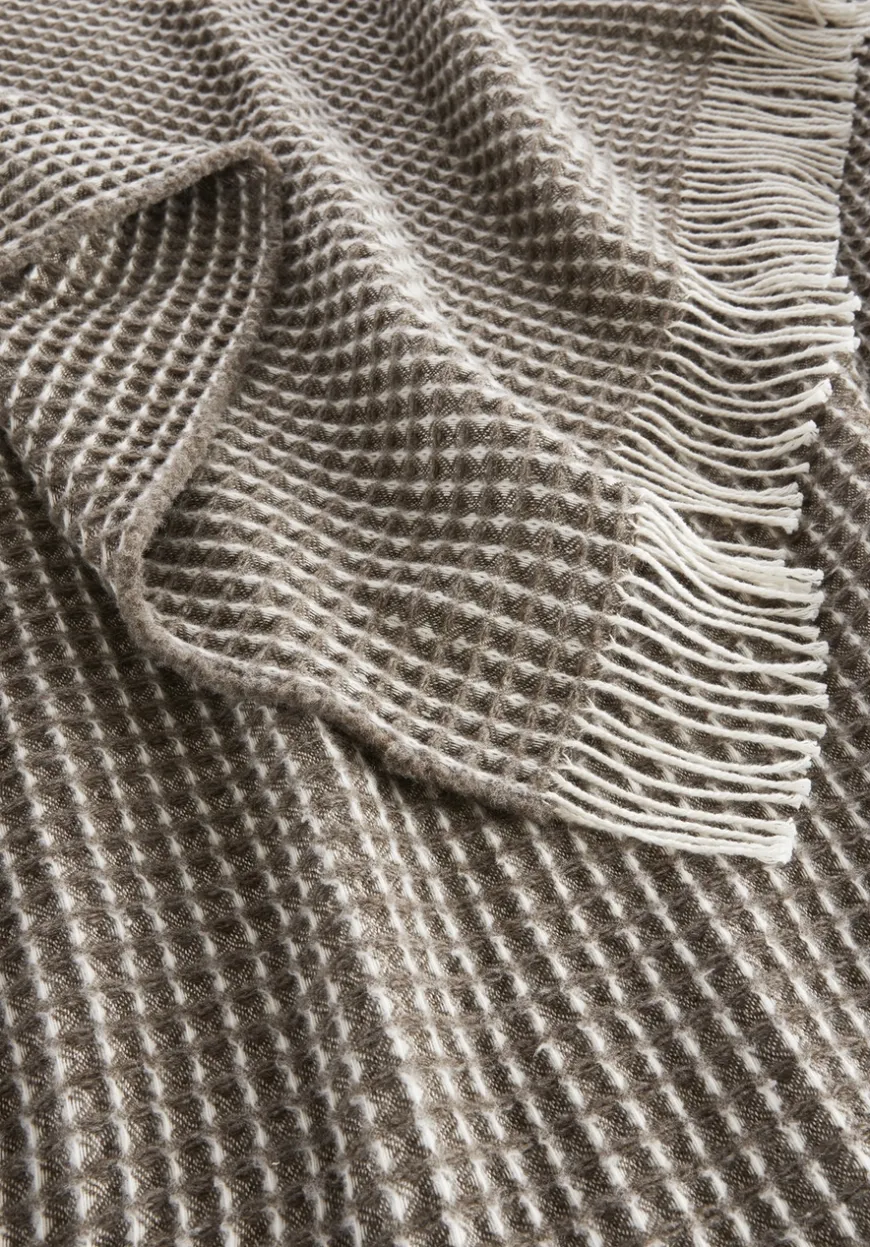 hessnatur Wollmix Waffle Plaid YARA aus Bio-Lambswool mit Bio-Baumwolle von| Wolldecken & Plaids