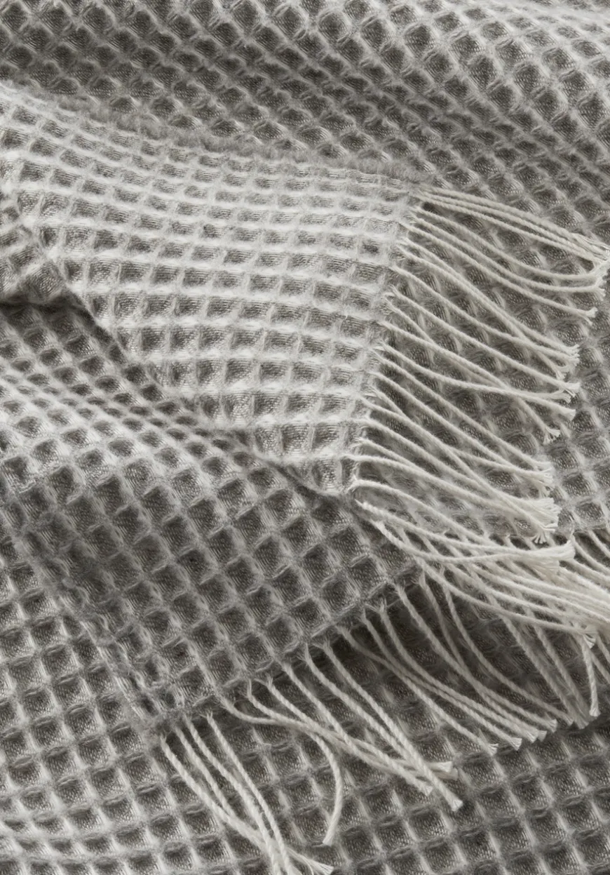 hessnatur Wollmix Waffle Plaid YARA aus Bio-Lambswool mit Bio-Baumwolle von| Wolldecken & Plaids